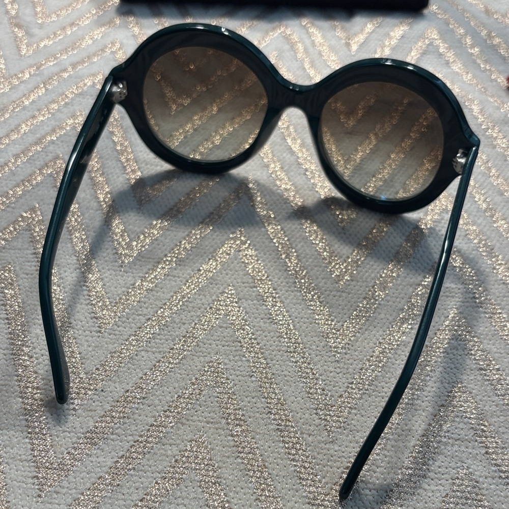 Elegant Black Sunglasses - Picture 2 of 4